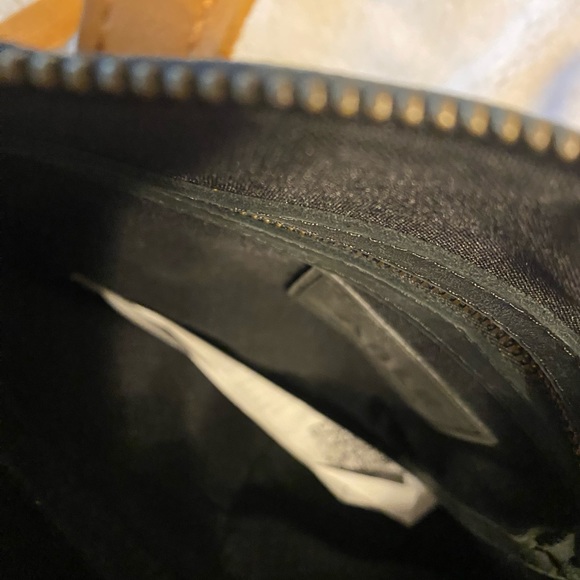 Black leather crossbody bag. - Picture 2 of 4